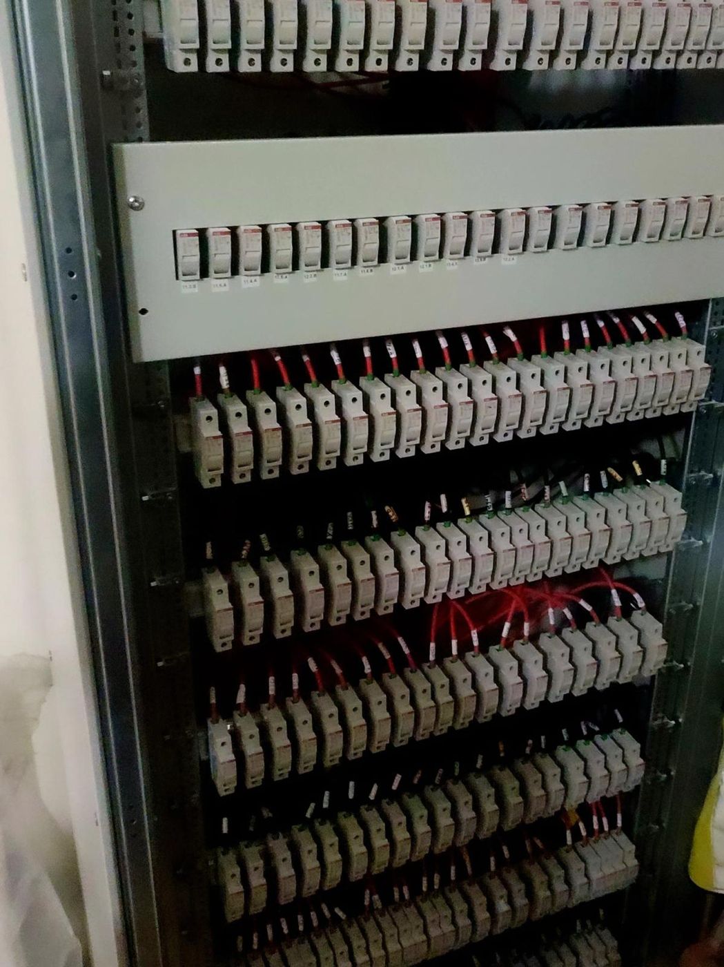Cuadro eléctrico industrial con filas de protecciones etiquetadas
