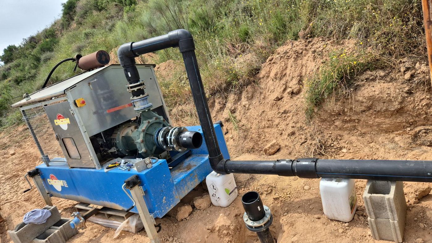 Grupo motobomba con tubería de polietileno para riego