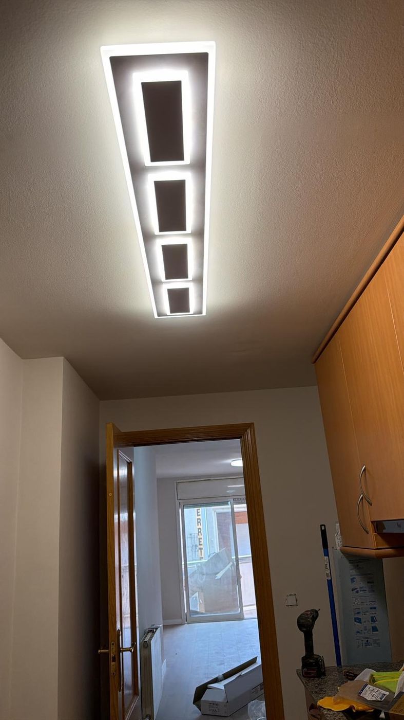 Plafón LED rectangular en el techo de un pasillo